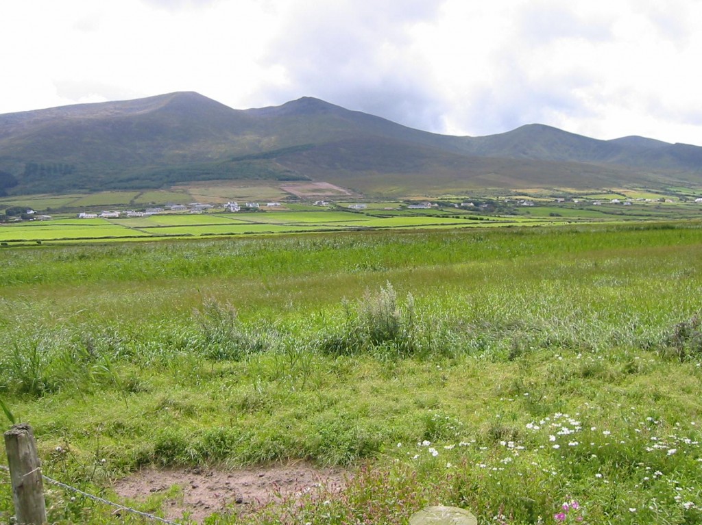 Mountains drop to the coastal plains behind the Fermoyle Strand