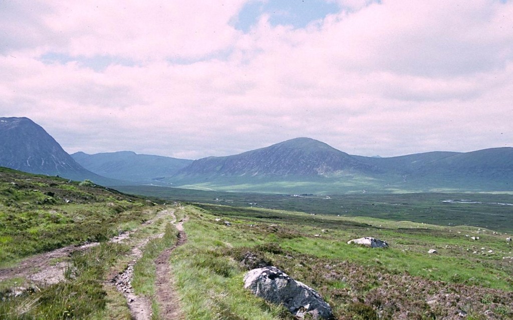 Far off in the distance, next to a small plantation, we can already see the Kingshouse Hotel.