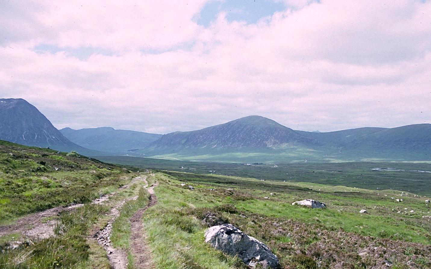 Far off in the distance, next to a small plantation, we can already see the Kingshouse Hotel.